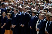 Le roi Felipe VI (4eG), le premier ministre Mariano Rajoy (3eD) et le président de Catalogne Carles Puigdemont (5eD) observent une minute de silence avec des milliers de personnes rassemblées place de Catalogne à Barcelone, le 18 août 2017 
