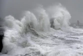 Des vagues se brisent sur une digue à Plobannalec-Lesconil lors le passage de la tempête Ciara, le 9 février 2020 dans le Finistère