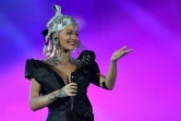 La chanteuse britannique Rita Ora présente la 24e édition des MTV Europe Music Awards (EMA) à Londres le 12 novembre 2017