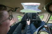 Des journalistes à l'intérieur du taxi-drone EHANG 216 lors d'une démonstration à Vienne, le 4 avril 2019