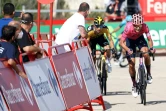 Le Danois Magnus Cort Nielsen dans la montée vers Cullera terme de la 6e étape de La Vuelta, sous la menace du Slovène Primoz Roglic, le 19 août 2021 