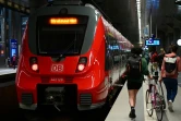 Des voyageurs montant dans un train régional, à la gare de Berlin, le 4 juin 2022