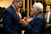 Le secrétaire d'Etat américain John Kerry (g) et le ministre iranien des Affaires étrangères, Mohammad Javad Zarif, le 16 janvier 2016 à Vienne