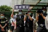 Des policiers devant le siège d'Evergrande, à Shenzhen, le 15 septembre 2021, au troisième jour d'affilée de rassemblement de propriétaires spoliés