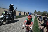 L'Italienne Elisa Longo Borghini s'envole vers la victoire sur une section pavée, lors de la 2e édition de Paris-Roubaix Femmes, le 16 avril 2022