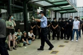 Propriétaires spoliés et policiers se font face devant le siège d'Evergrande, à Shenzhen, le 15 septembre 2021, au troisième jour de ressemblement contre le géant immobilier chinois