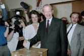 Le politicien autrichien Kurt Waldheim (c) vote pour le premier tour de la présidentielle à laquelle il se présente, le 4 mai 1986 à Vienne