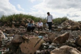 (G-D) Egor Chastukhin, Alexei Zetkin et Yakov Demidov, trois jeunes écologistes, réalisent des tests chimiques sur une décharge près de la ville de Penza, à 600 km de Moscou, le 22 août 2023  
