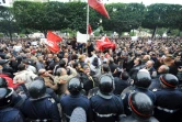 Des Tunisiens manifestent devant le ministère de l'Intérieur, avenue Avenue Bourguiba, le 14 janvier 2011 à Tunis