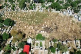 Vue aérienne du carré réservé aux victimes de féminicides au cimetière de Siwan à Souleimaniyeh au Kurdistan autonome d'Irak le 17 mai 2024.