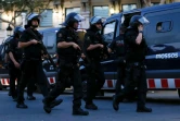 Des policiers espagnols en armes à Barcelone après l'attaque sur les Ramblas, le 17 août 2017