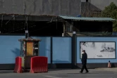 Le marché Huanan reste fermé derrière une longue palissade à Wuhan en Chine, le 11 janvier 2021