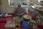 Dans cette photo prise le 5 avril 2021, Zebulon Simentov, le dernier juif d&rsquo;Afghanistan, prie après avoir déjeuné dans sa maison à Kaboul. Pendant des décennies, il a refusé de quitter le pays. Mais inquiet d&rsquo;un possible retour des talibans, il est maintenant prêt à en partir