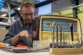 Sylvain Mahe, technicien de l'entreprise "A.bsolument Vintage Radios", modernise l'intérieur d'un poste, à Clermont-Ferrand, le 1er décembre 2017