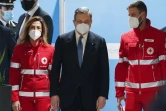 Le premier ministre italien Mario Draghi lors d'un déplacement au centre de vaccination mis en place à l'aéroport romain de Fiumicino 