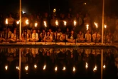 Des scouts israéliens allument des torches lors d'une cérémonie à Jérusalem, à l'occasion du jour du Souvenir qui rend hommage à la mémoire des soldats israéliens tués au service de leur pays ou dans les attentats, le 17 avril 2018