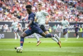 Le jeune joueur du Paris Saint-Germain, Timothy Weah (à g.) face à Josip Stanisic du Bayern Munich en amical, le 21 juillet 2018 à Klagenfurt en Autriche 