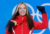 La joie de la skieuse chinoise Eileen Gu, médaillée d'or en half-pipe, lors de la cérémonie protocolaire aux Jeux de Pékin, le 18 février 2022 à Zhangjiakou