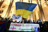 Une banderole "La Géorgie n'est pas la Russie", surmontée d'un drapeau ukrainien, le 28 octobre 2024 dans une manifestation pro-européenne à Tbilissi