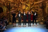 Naomi Campbell (2EG) et Monica Bellucci (c) lors d'un défilé de Dolce&Gabbana à Milan, le 16 juin 2018