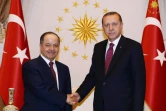 Photo fournie par le service de presse de la présidence le 23 août 2016 montrant le président turc Recep Tayyip Erdogan (d) et le président du gouvernement régional du Kurdistan irakien Massoud Barzani à Ankara