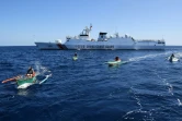 Des pêcheurs philippains devant un navire militaire chinois au large du récif de Scraborough, un îlot contrôlé par la Chine mais revendiqué par les Philippines, le 15 février 2024