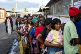 Des électeurs attendent pour voter au premier tour de la présidentielle, le 10 octobre 2023 à Monrovia, au Liberia