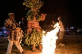 Des participants au festival kankurang à Janjanbureh, le 27 janvier 2024 dans l'est de la Gambie