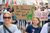 Une manifestante tient un panneau "Les dinosaures pensaient aussi avoir le temps" lors d'un rassemblement à Vienne le 27 septembre 2019