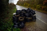 Un amas de pneus pour bloquer la route menant au site du projet de l'aéroport à Notre-Dame-des-Landes, le 7 janvier 2016 