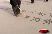 Lundi 3 avril 2006- 
Séance de calligraphie chinoise tracée à l'eau sur les dalles  d'un jardin public  de Pékin. L'exercice est gratuitement ouvert à tous