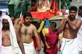 Les Réunionnais de confession hindouistes ont fêté Cavadee le vendredi 21 janvier 2000. Fête religieuse célébrée en début d'année tamoule, Cavadee est l'aboutissement de dix jours de jeûne, d'abstinence et de prières. Les fidèles offrent leur douleur au D
