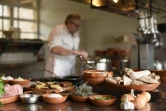 Le chef français Jean-Claude Rodriguez, à la tête des cuisines du restaurant Château Saint-Martin à Carcassonne, prépare un cassoulet le 4 mars 2016