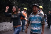 Des habitants fuient l'éruption du Volcan de Feu à Escuintla, au Guatemala, le 3 juin 2018
