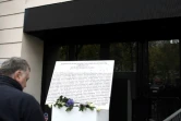 L'entrée du Bataclan où est installée une plaque à la mémoire des victimes des attentats du 13 novembre 2015 à Paris, le 13 novembre 2017