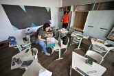 Une enseignante d'une école privée prépare sa classe avant la rentrée, le 25 août 2022 à Kiev, en Ukraine
