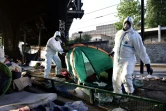 Des employés nettoient le camp illicite évacué près de La Chapelle à Paris le 9 mai 2017