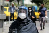 Dans les rues de Téhéran une femme couverte par un masque et par une visière, le 9 août 2020