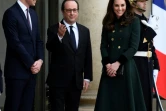 Le président français François Hollande (C) accueille le prince William (G) et son épouse  Kate, sur les marches de l'Elysée, le 17 mars 2017 à Paris