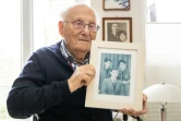 Albrecht Weinberg, survivant de la Shoah, montre une photo de son frère Dieter et de sa soeur Friedel, dans son appartement à Leer, le 30 décembre 2024 en Allemagne