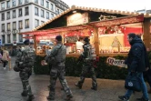 Des soldats patrouillent dans les allées du marché de Noël de Strasbourg, le 24 novembre 2017
