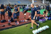 Le sélectionneur du XV de France, Jacques Brunel (d), et ses joueurs avant un entraînement au Suizenji Athletic Field de Kumamoto, le 24 septembre 2019
