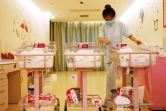 Une employée du Centre post-natal international du lac Malaren s'occupent des nourrissons pendant que les mamans se reposent, le 17 mai 2018 à Shanghaï