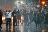 Des manifestants anti-G20 lancent des pierres aux policiers antiémeutes, le 7 juillet 2017 à Hambourg