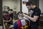 Le coiffeur serbe Mario Hvala dessine Messi sur l'arrière du crâne d'un client à Novi Sad, en Serbie, le 10 juin 2018