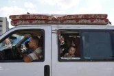 Des Palestiniens fuient un quartier de Khan Younès, dans le sud de la bande de Gaza, après un ordre d'évacuation de l'armée israélienne, le 11 août 2024