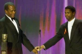 L'acteur Sidney Poitier (à gauche) et l'acteur Denzel Washington (à droite) lors de la cérémonie des SAG Awards, le 12 mars 2000 à Los Angeles  