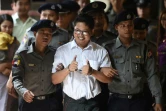 Le journaliste de Reuters Wa Lone escorté à son arrivée au tribunal de Rangoun (Birmanie) le 3 septembre 2018.