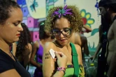 Une femme se fait tatouer "non c'est non", le 7 février 2018 lors du festival de Rio, pour dénoncer le harcèlement sexuel
