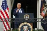 Le président américain Donald Trump s'adresse à ses partisans depuis le balcon de la Maison Blanche, le 10 octobre 2020 à Washington